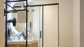 Een douche, milieuvriendelijke toiletartikelen, een haardroger