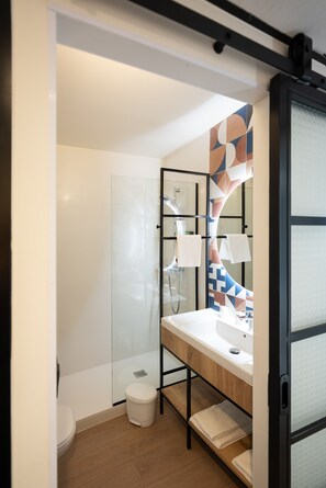 Standardzimmer, 2 Doppelbetten | Badezimmer