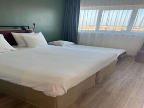 Quarto standard, várias camas | Roupas de cama premium, escrivaninha, quartos à prova de som