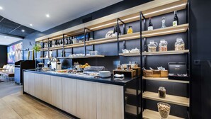 Una cocina moderna con una isla central, estanterías de madera con utensilios de cocina y una cafetera.