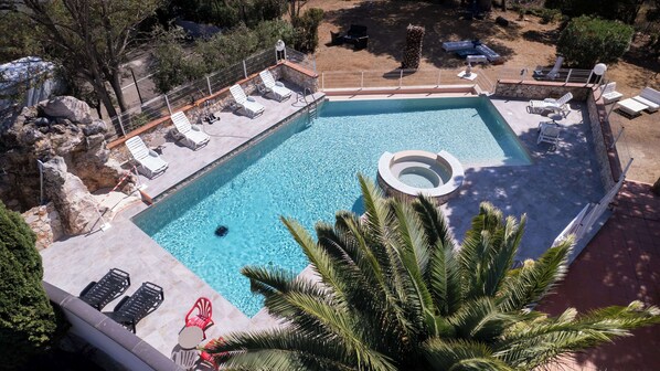 Alberca al aire libre por temporada y sombrillas en la alberca 