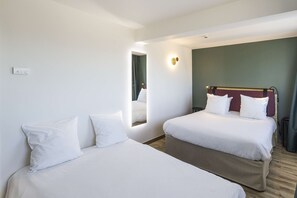 Hochwertige Bettwaren, Schreibtisch, schallisolierte Zimmer