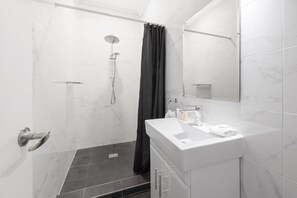 Deluxe Family Room | Bathroom | Free toiletries, hair dryer, towels - Hotel Blue & Cottages, Katoomba (Katoomba)