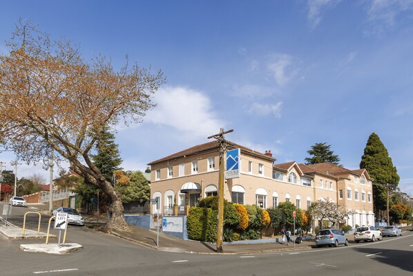 Front of property - Hotel Blue & Cottages, Katoomba (Katoomba)