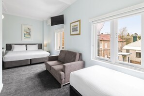 Habitación familiar (1 Double and 2 Single Beds) | Tabla de planchar con plancha y ropa de cama