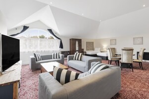 Deluxe Family Room | 熨斗/熨板、床单