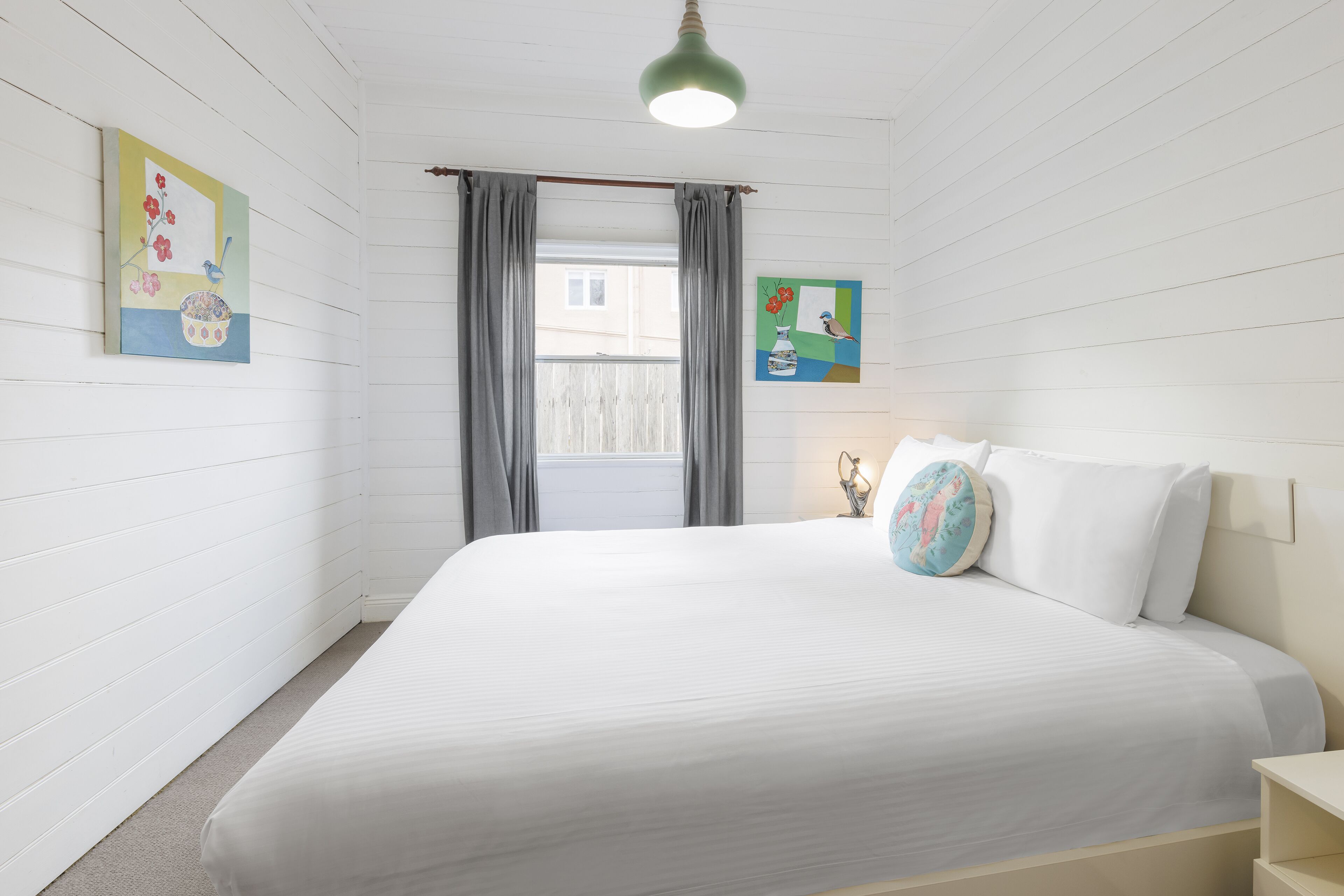 Iron/ironing board, bed sheets