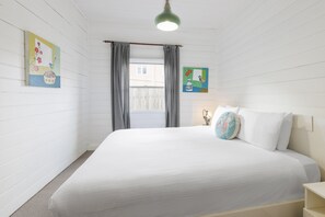 Iron/ironing board, bed sheets - Hotel Blue & Cottages, Katoomba (Katoomba)