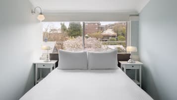 Tabla de planchar con plancha y ropa de cama