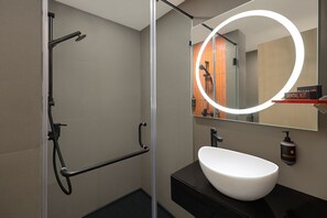 Suihku, sadesuihkupää, ilmaiset hygieniatuotteet, hiustenkuivaaja