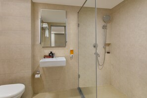 Chambre, 1 grand lit | Salle de bain