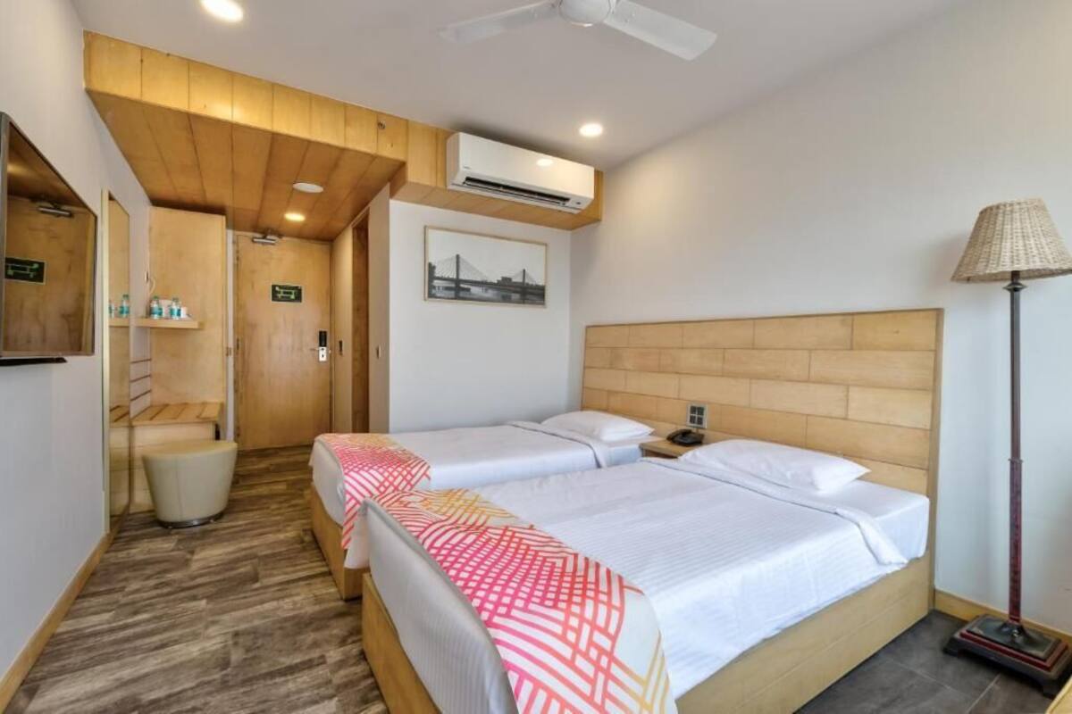 Minibar, in-room safe, desk, WiFi (free)