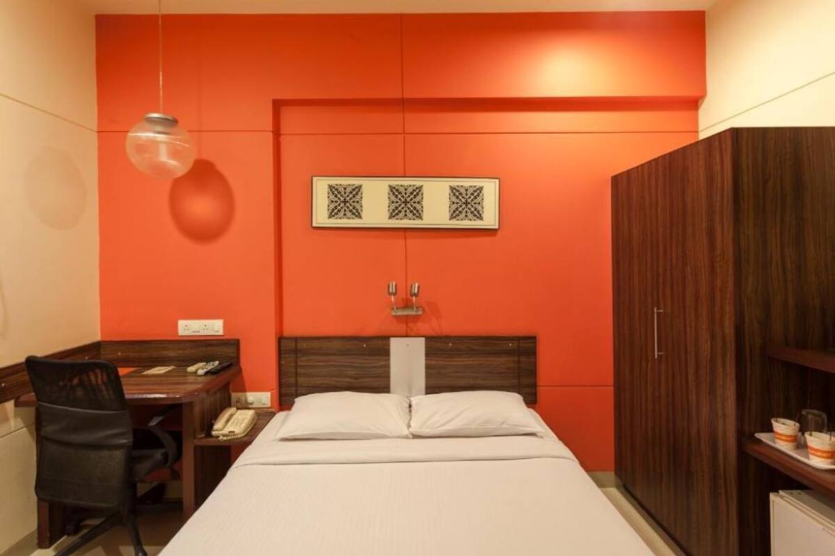Minibar, in-room safe, desk, WiFi (free)