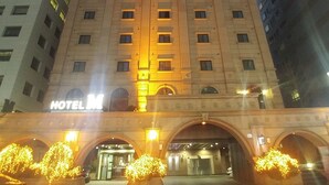 Fachada de la propiedad por la tarde o noche