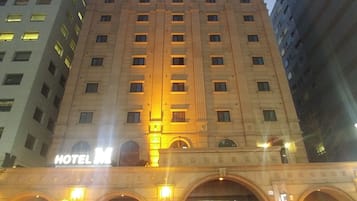 Bagian depan properti - sore/malam