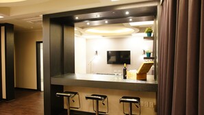 Escritorio, cortinas blackout y sistema de insonorización 