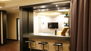 Muebles diferentes, escritorio y cortinas blackout