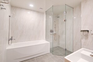 Bañera y ducha independientes, bañera profunda
