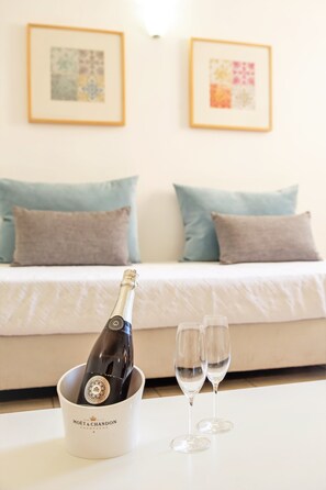 1 개의 침실, 책상, 암막 커튼, 다리미/다리미판