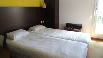 Een bureau, geluiddichte muren, gratis wifi, beddengoed