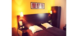 Desk, soundproofing, free WiFi, bed sheets - Kyriad Direct Arles (Arles)