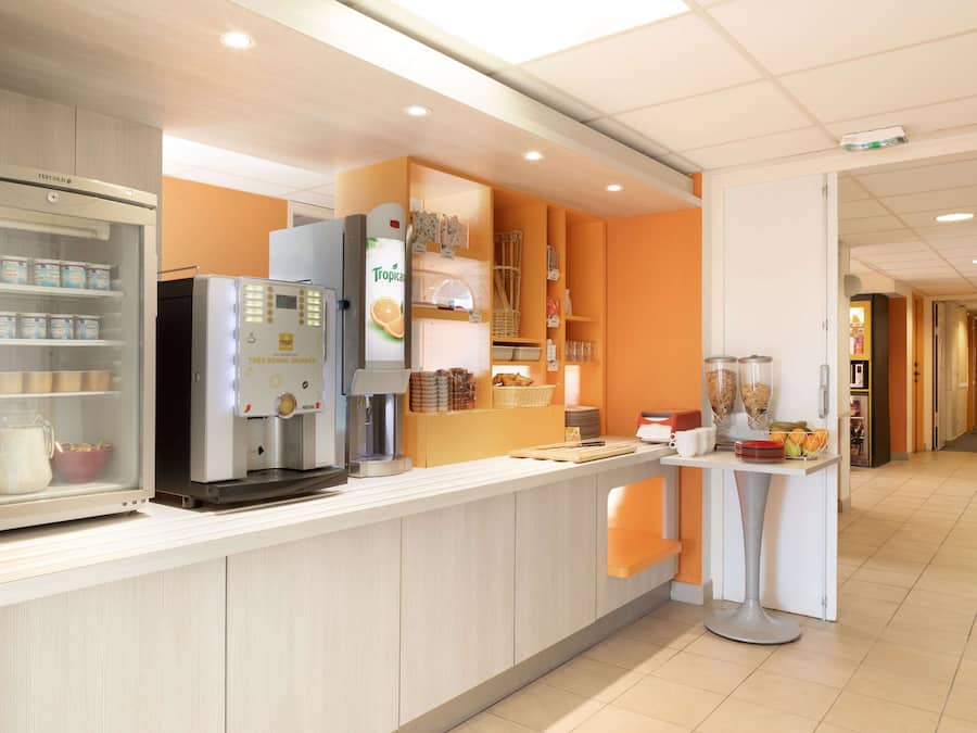 Petit déjeuner buffet (7.90 EUR par personne)