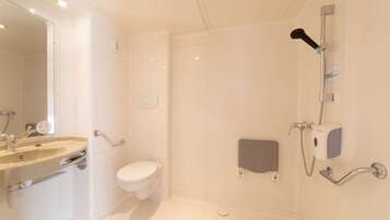 Een moderne badkamer met een wastafel, toilet en douche.
