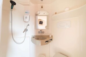 Dusche, umweltfreundliche Kosmetikartikel, Handtücher