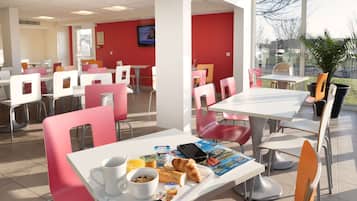 Petit déjeuner buffet servi tous les jours en supplément