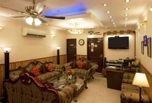 Lobby - Wood Castle (New Delhi)