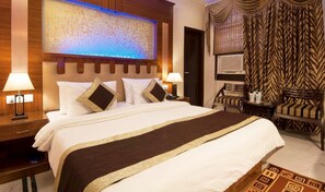 In-room safe, desk, soundproofing, rollaway beds - Wood Castle (New Delhi)