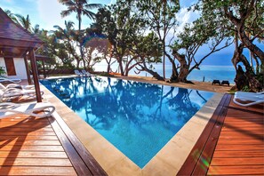 Outdoor pool, sun loungers - Maui Palms (Korolevu)