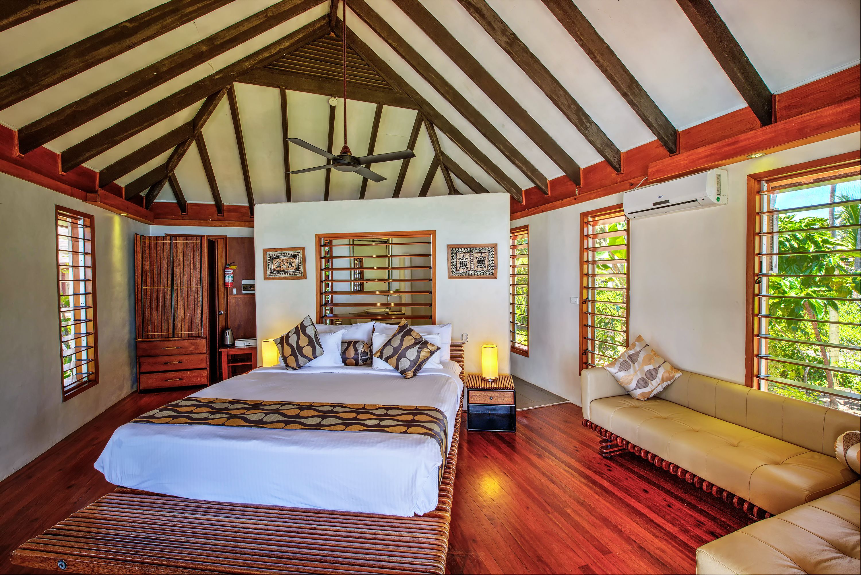 beachfront honeymooner | minibar, in-room safe, free wifi, bed sheets