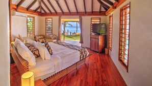 别墅 (Beachfront Honeymooner) | 埃及棉床单、高档床上用品、加厚床垫、迷你吧