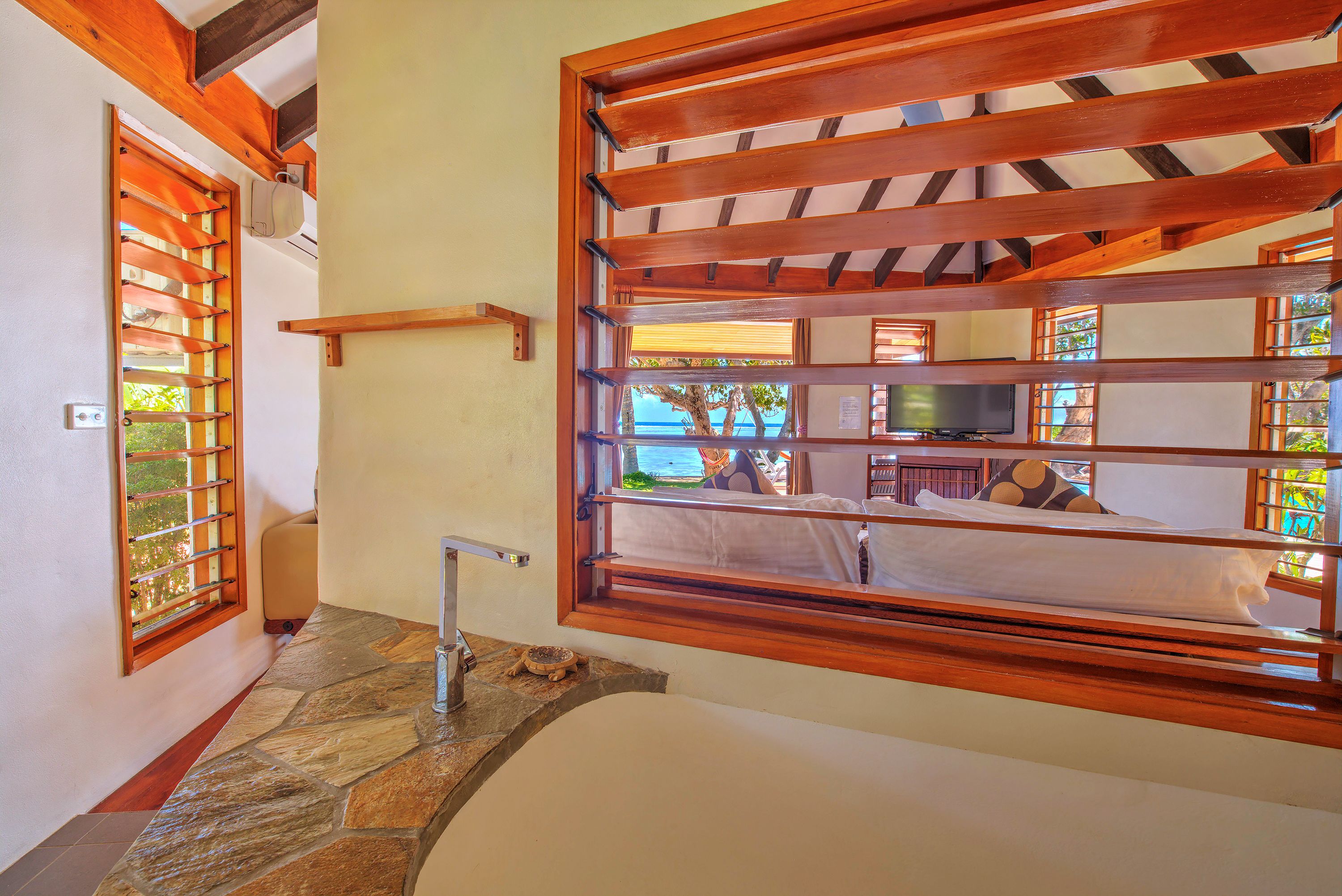 beachfront honeymooner | minibar, in-room safe, free wifi, bed sheets