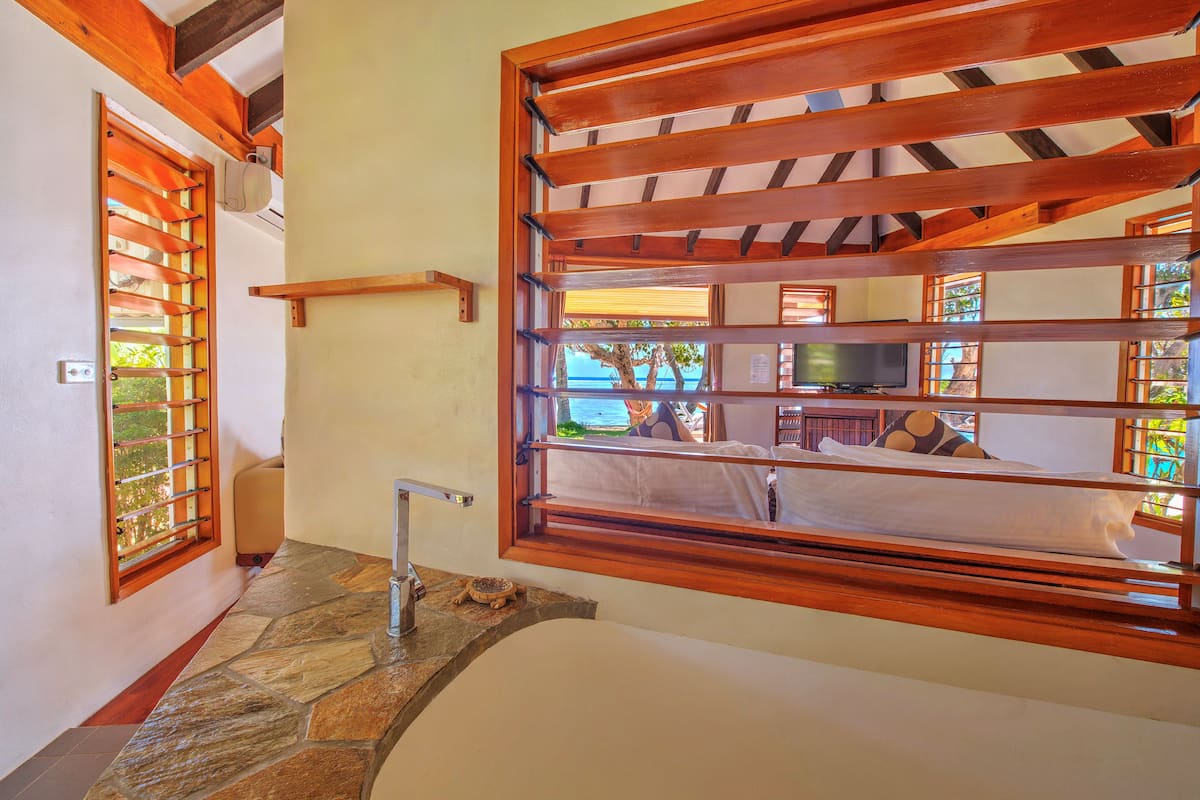 beachfront honeymooner | minibar, in-room safe, free wifi, bed sheets