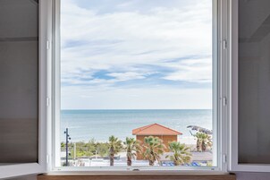 Escritorio, wifi gratis y ropa de cama 