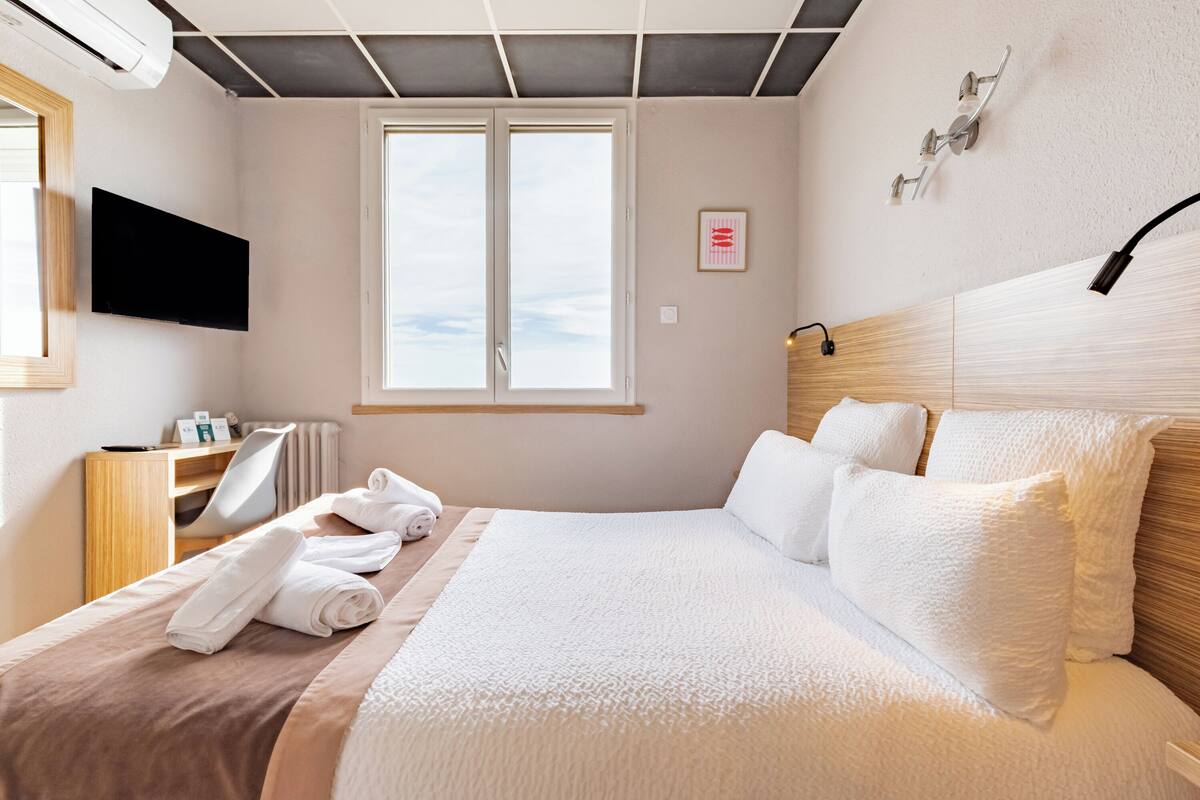 Chambre Standard double, face Ă la mer | Bureau, accĂšs au Wi-Fi (inclus), literie fournie