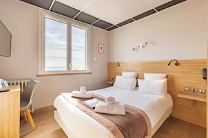 Escritorio, wifi gratis y ropa de cama 