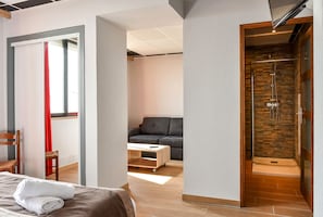 Een bureau, gratis wifi, beddengoed