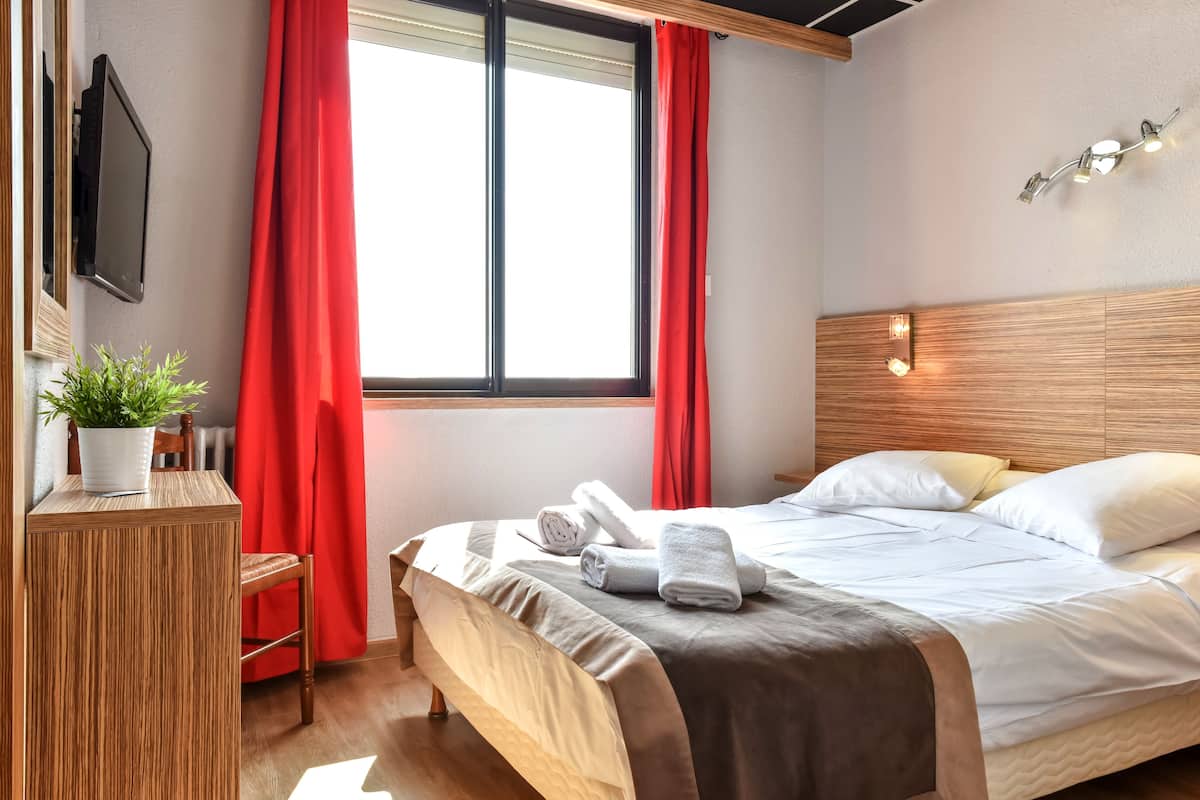 1 bedroom, desk, free WiFi, bed sheets