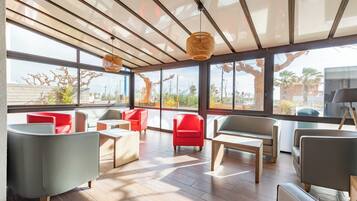 Coin salon dans le hall