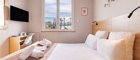 Standaard tweepersoonskamer, uitzicht op zee | Een bureau, gratis wifi, beddengoed