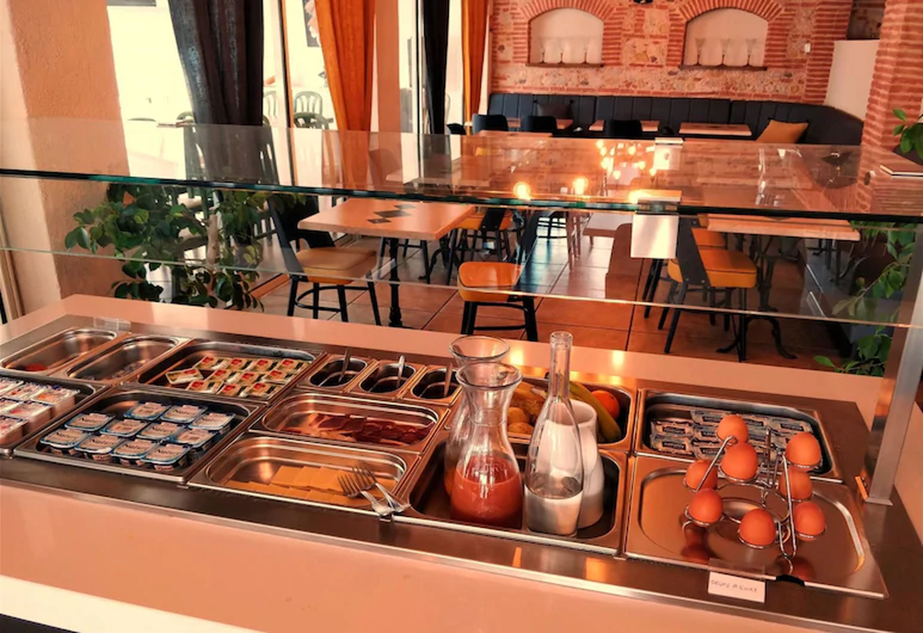 Tägliches Frühstücksbuffet (8 EUR pro Person)
