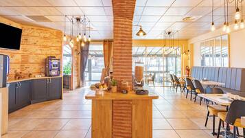 Tägliches Frühstücksbuffet gegen Gebühr