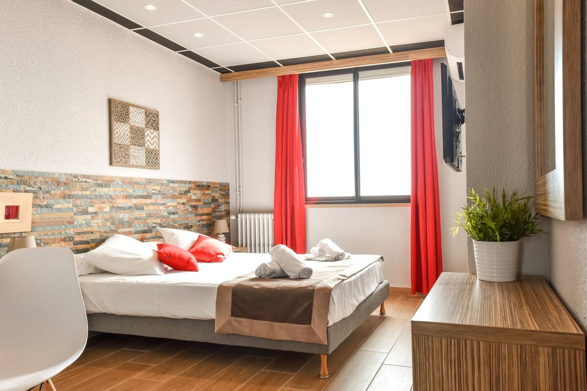 Desk, free WiFi, bed sheets