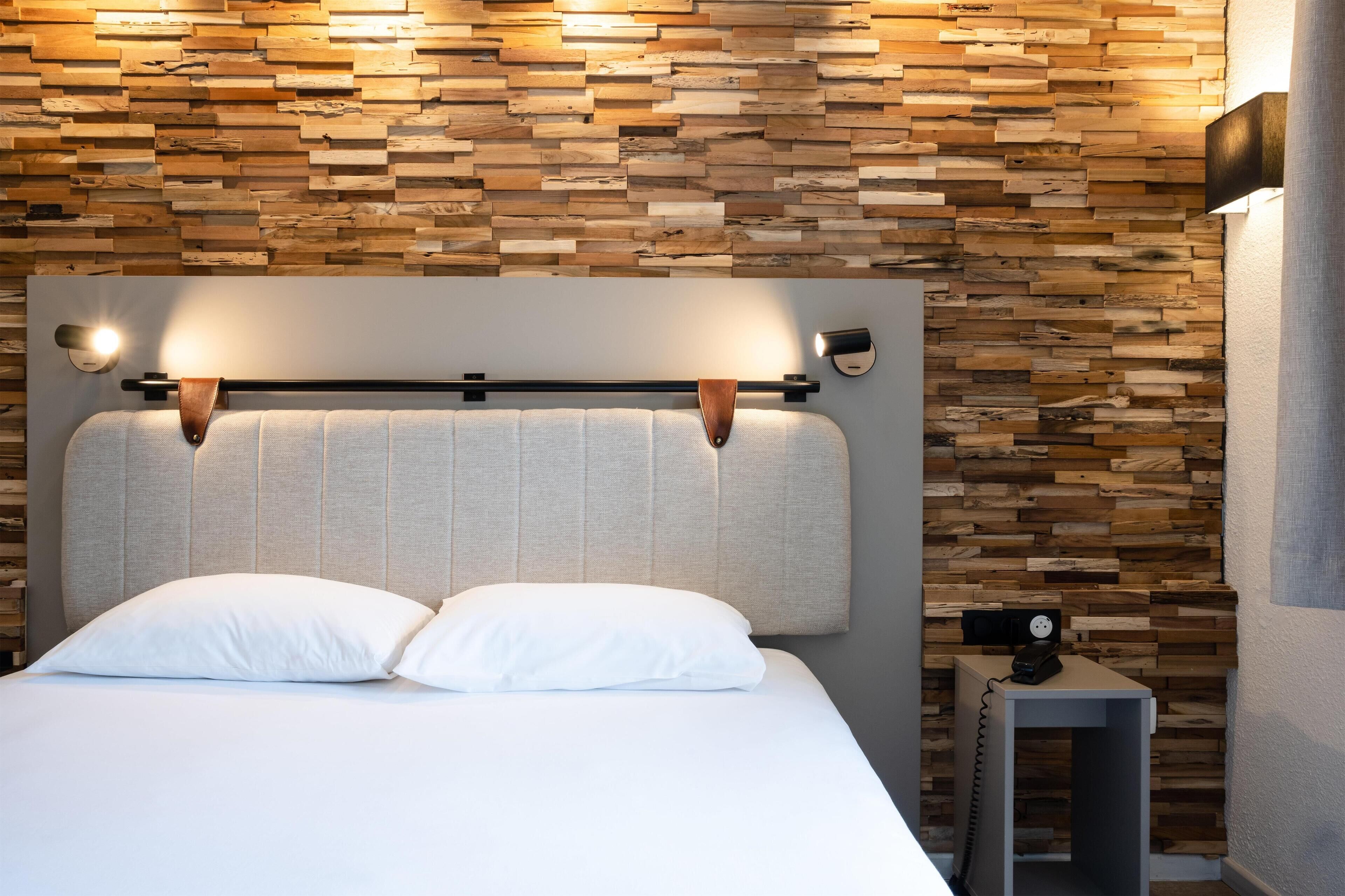 Standard Room, 1 Queen Bed | Individually decorated, desk, soundproofing, iron/ironing board