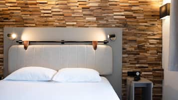 Standard Room, 1 Queen Bed | Individually decorated, desk, soundproofing, iron/ironing board