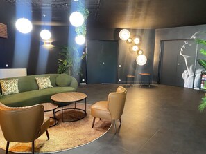 Lobby-lounge