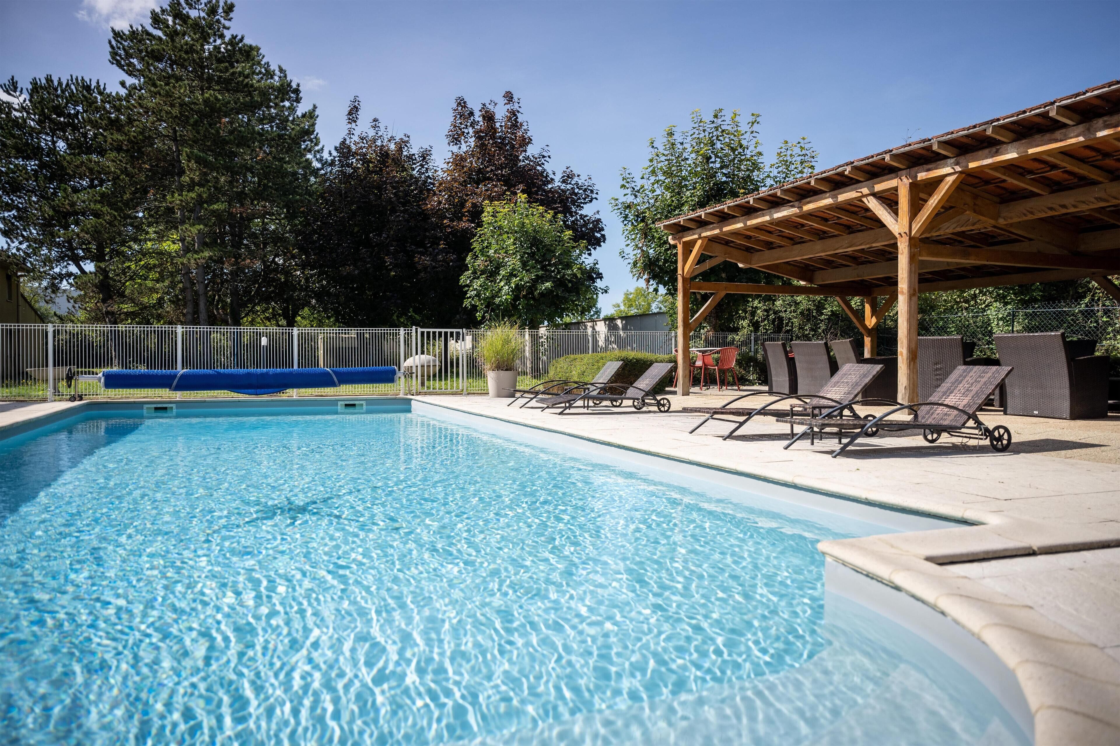 Een seizoensgebonden buitenzwembad